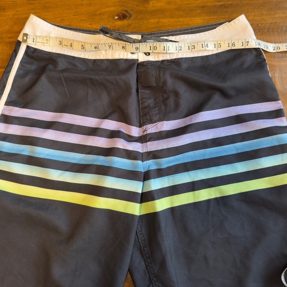 Men's Quicksilver black and colored stripe Boardshorts size 34 nwot - Picture 3 of 5